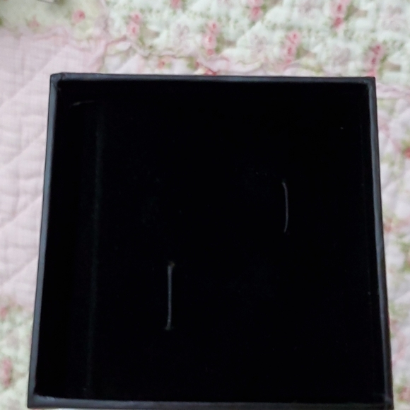 Bloomingdale's gift box for jewelry earrings - Picture 7 of 7